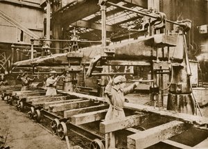 Vrouwenarbeiders in een zware metaalbewerkingsfabriek